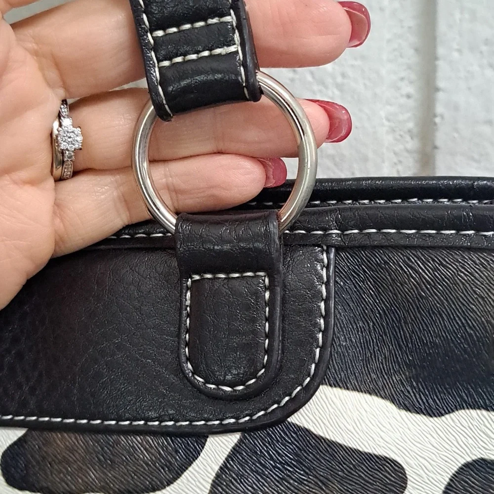 Mondo Giraffe Print Shoulder Bag. - Picture 4 of 13